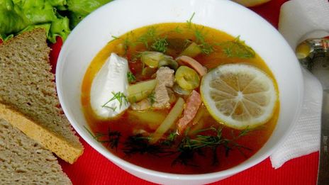 суп солянка с оливками и колбасой