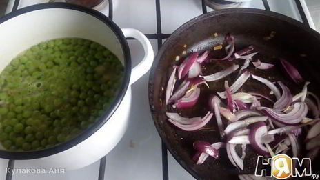 гороховый суп-пюре с красным луком