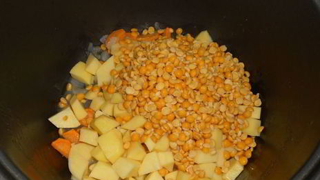 гороховый суп-пюре в мультиварке с плавленным сырком и чесночными сухариками