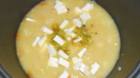 гороховый суп-пюре в мультиварке с плавленным сырком и чесночными сухариками