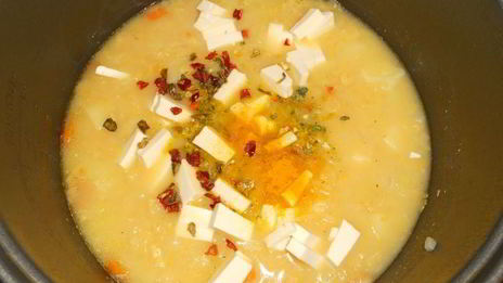 гороховый суп-пюре в мультиварке с плавленным сырком и чесночными сухариками