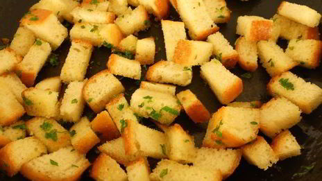 гороховый суп-пюре в мультиварке с плавленным сырком и чесночными сухариками