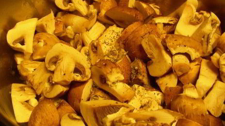 грибной суп-пюре с сыром бри и миндалем