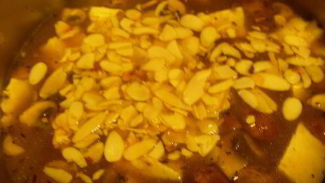 грибной суп-пюре с сыром бри и миндалем