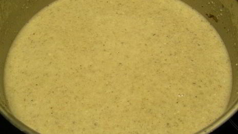 грибной суп-пюре с сыром бри и миндалем