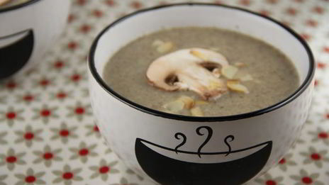 грибной суп-пюре с сыром бри и миндалем