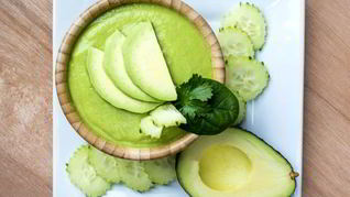 Летний суп-пюре с авокадо и огурцами