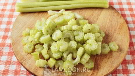 суп-пюре из черешкового сельдерея с крапивой