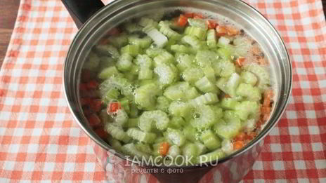 суп-пюре из черешкового сельдерея с крапивой