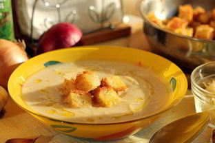 Суп-пюре из цветной капусты с гренками