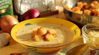 Суп-пюре из цветной капусты с гренками