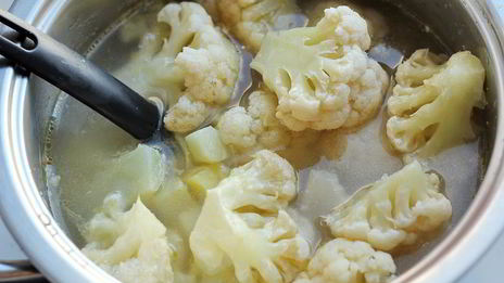 суп-пюре из цветной капусты с гренками