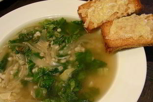 Суп с карамелизированным луком, перловкой и листовой капустой