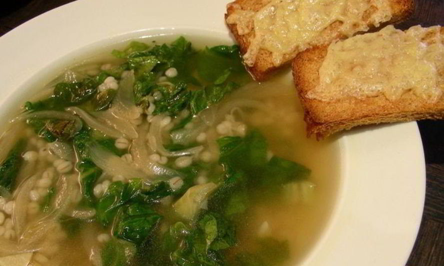 Рецепт суп с карамелизированным луком, перловкой и листовой капустой