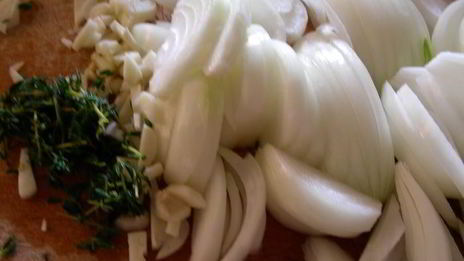 суп с карамелизированным луком, перловкой и листовой капустой