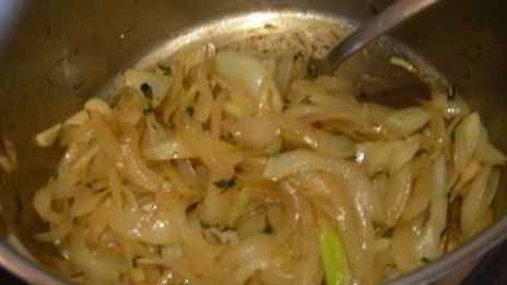 суп с карамелизированным луком, перловкой и листовой капустой