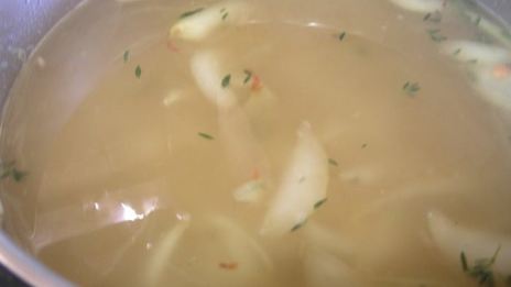 суп с карамелизированным луком, перловкой и листовой капустой