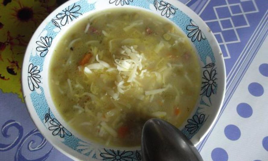 Рецепт суп с колбасой и зеленым горошком