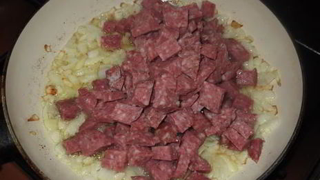 суп с колбасой и зеленым горошком