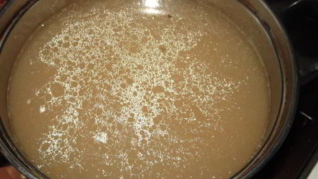 суп с колбасой и зеленым горошком