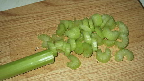 суп с сельдереем и манными клецками