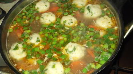 суп с сельдереем и манными клецками