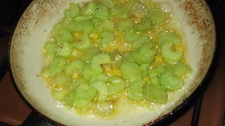 суп с сельдереем и манными клецками