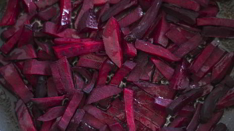 горячий свекольник на курином бульоне