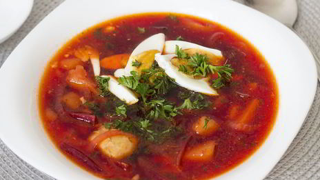 горячий свекольник на курином бульоне