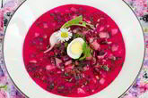 Свекольник по-белорусски с ботвой, колбасой и перепелиными яйцами