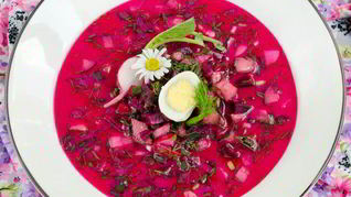 Свекольник по-белорусски с ботвой, колбасой и перепелиными яйцами