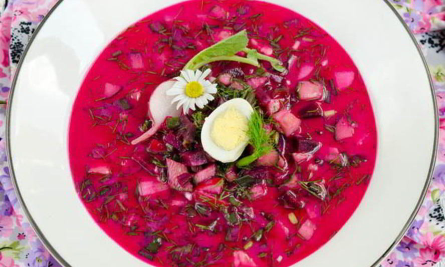 Рецепт свекольник по-белорусски с ботвой, колбасой и перепелиными яйцами