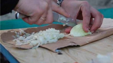 баварский пивной сырный суп с копчеными колбасками