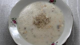 Белый сырный суп с курицей и грибами