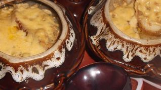 Сырно-луковый суп с чесночными гренками