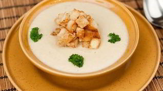 Сырный суп из лесных грибов с крутонами