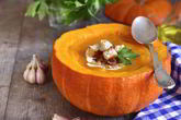 Сырный суп-пюре из тыквы с гренками
