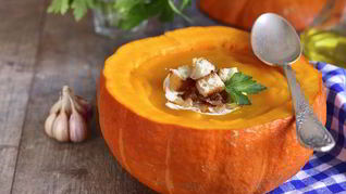 Сырный суп-пюре из тыквы с гренками