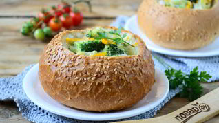 Сырный суп с брокколи в булочках