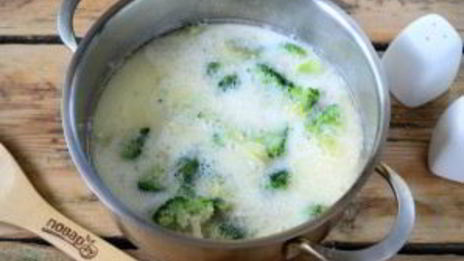 сырный суп с брокколи в булочках