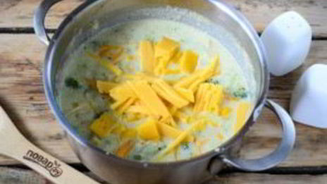 сырный суп с брокколи в булочках