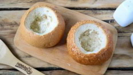 сырный суп с брокколи в булочках