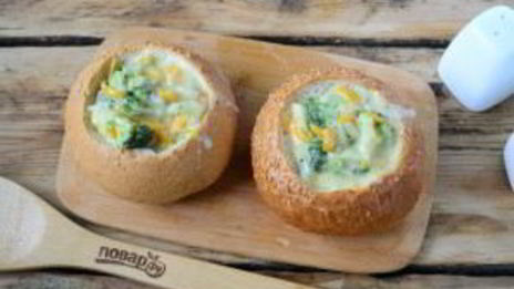 сырный суп с брокколи в булочках