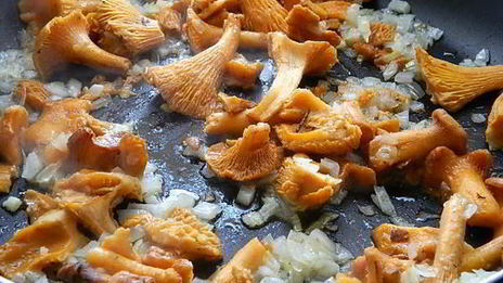 сырный суп с лисичками и беконом