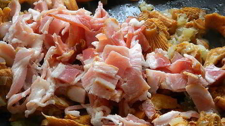 сырный суп с лисичками и беконом