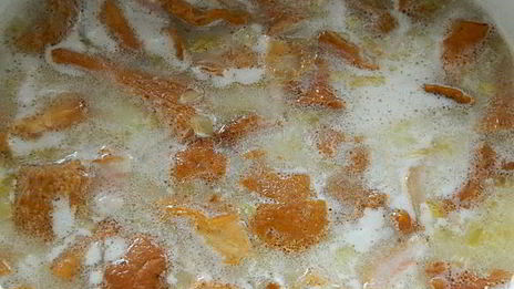 сырный суп с лисичками и беконом