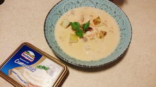 Сырный суп с томатами и креветками