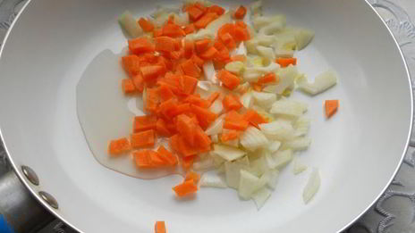 сырный суп с замороженными овощами, зеленью чеснока и фрикадельками