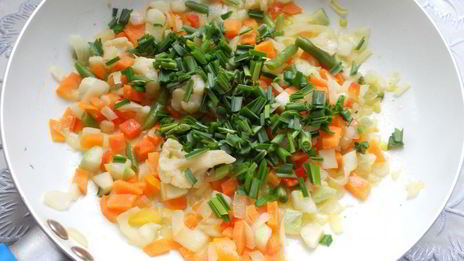 сырный суп с замороженными овощами, зеленью чеснока и фрикадельками