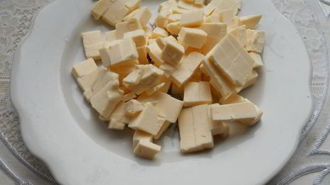 сырный суп с замороженными овощами, зеленью чеснока и фрикадельками